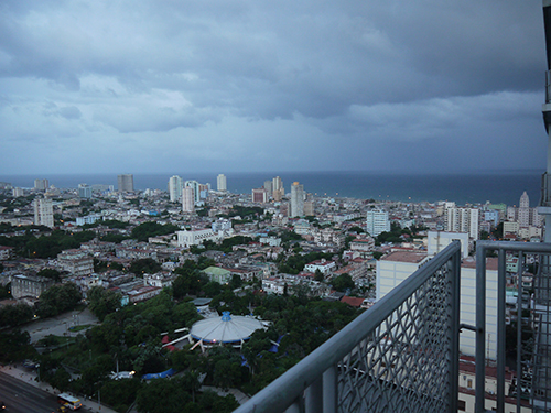 Гавана (за 2е суток до урагана). Отель Куба Либре, 23й этаж. Из окна видна вся Гавана и набережная на Антлантич океан. Оплачивать лучше заранее, т.к. на месте ценник выше на 40 % (заранее 104 бакса, на месте 140 баксов сутки за номер)