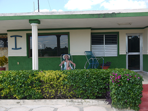 Casa Патикулярис (второе слово не помню как латиницей пишется). Снять можно без проблем, 25 кук (= 25 баксов) сутки за комнату. Отличается спец значком в виде якоря. Хозяева радушные, офигенски готовят лобстеров и всячески подсказывают куда поехать и что посмотреть.