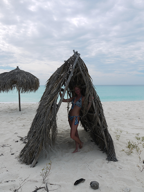 Если уж совсем денег не осталось - шалаши или полубунгала на берегу. Вокруг кокосы, бананы, много рыбы, костер из подсохших пальм, тарелки или пальмовых листьев. Очень романтично!